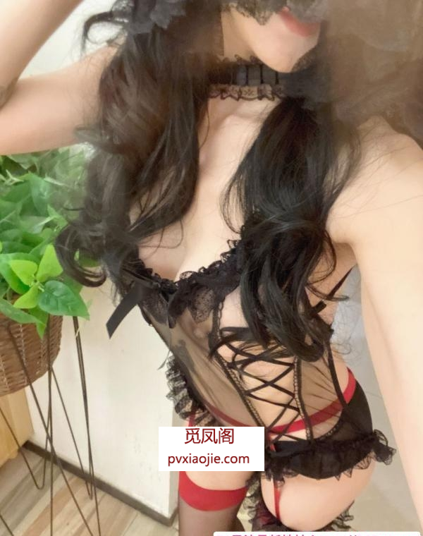 前凸后翘的小姐姐